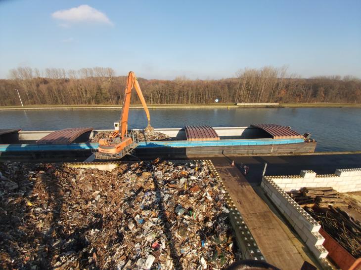 laden van schip met schroot 